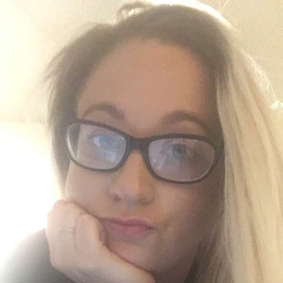 ๐๐ทMeet your Posher๐ท๐ - Picture 4 of 4